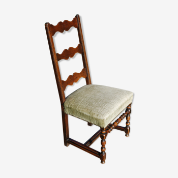 Louis XIII walnut chair feet in balustre brace in H
