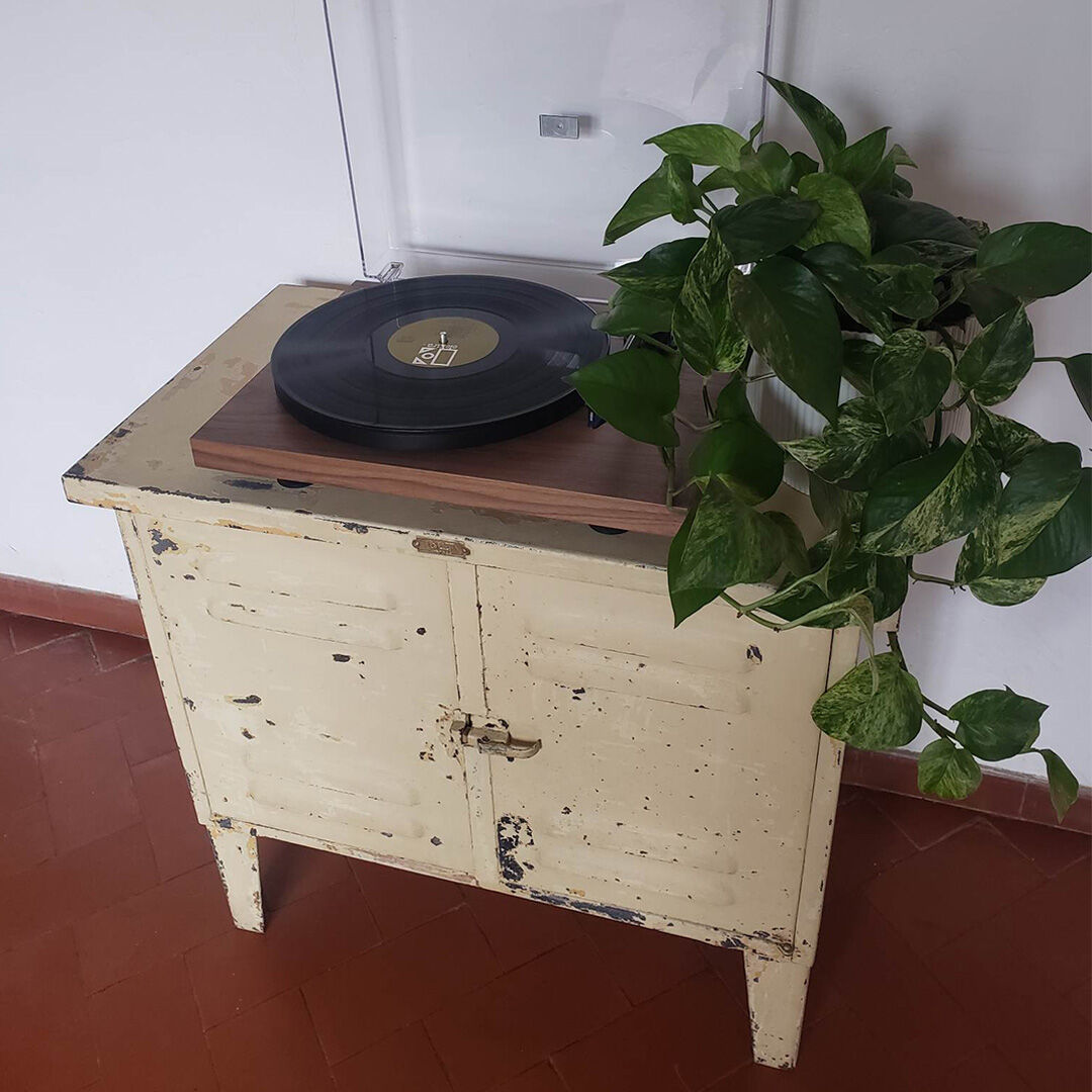 Low metal grunge cabinet