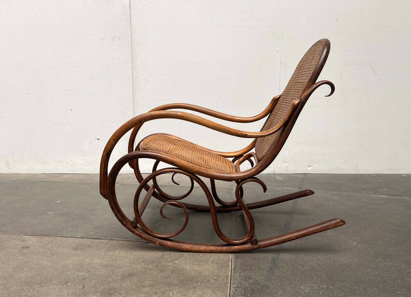 Curved wooden rocking chair Art Nouveau Jugendstil by Fischel, Austria, 1910s