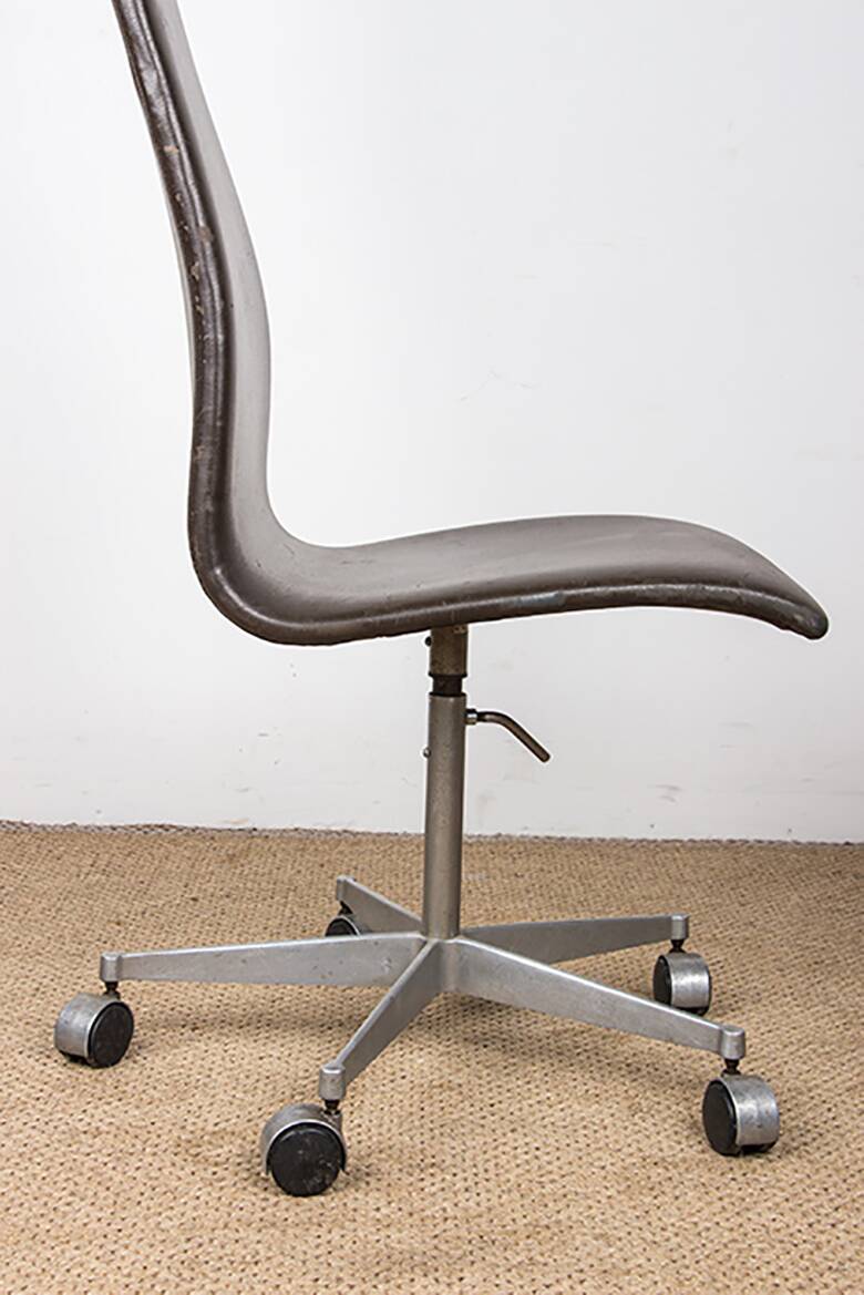 4 office chairs, in leather and aluminum, Oxford model by Arne Jacobsen.