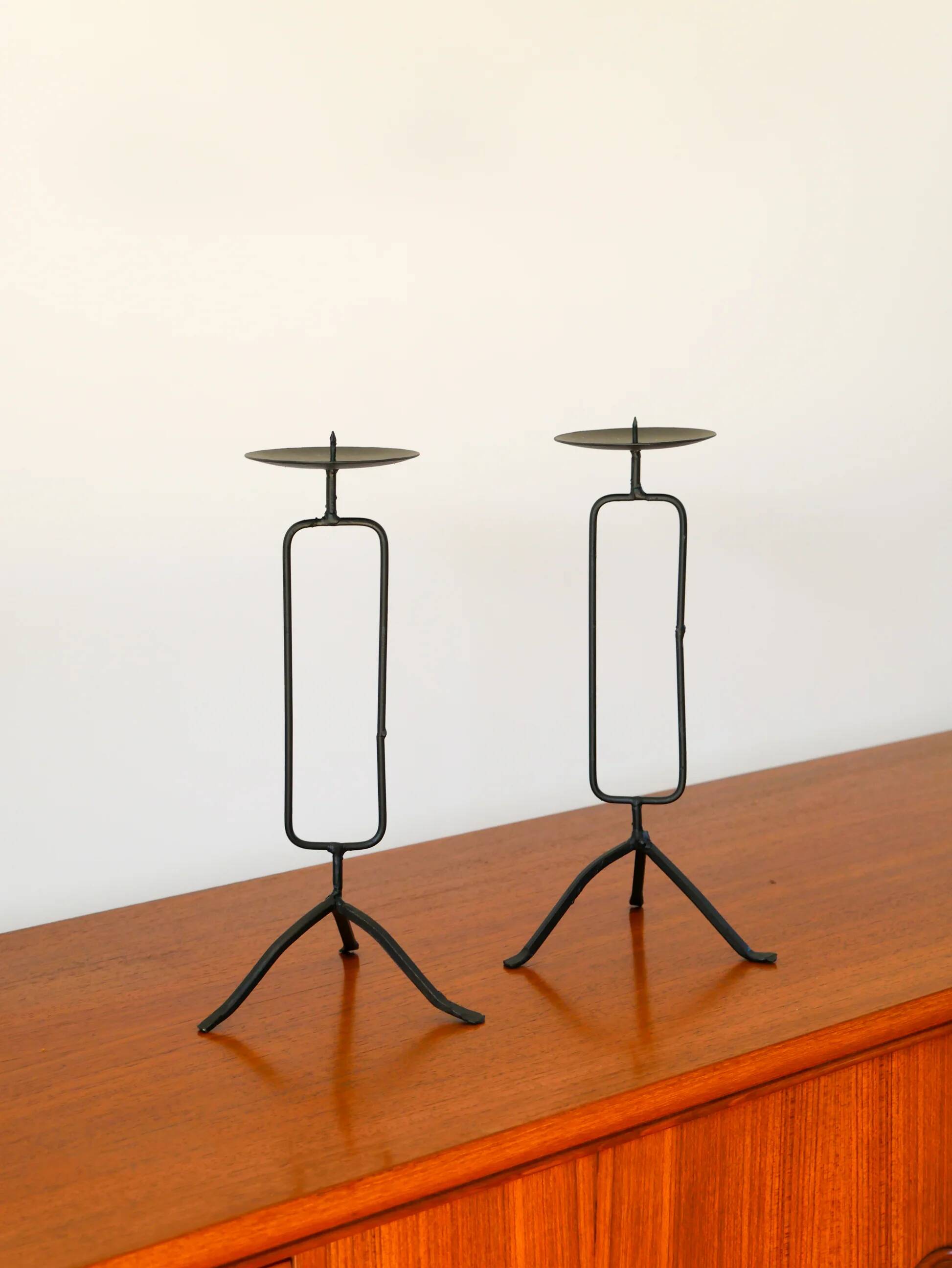 Pair of black iron tripod candlesticks, brutalist, 1970 - 30 cm