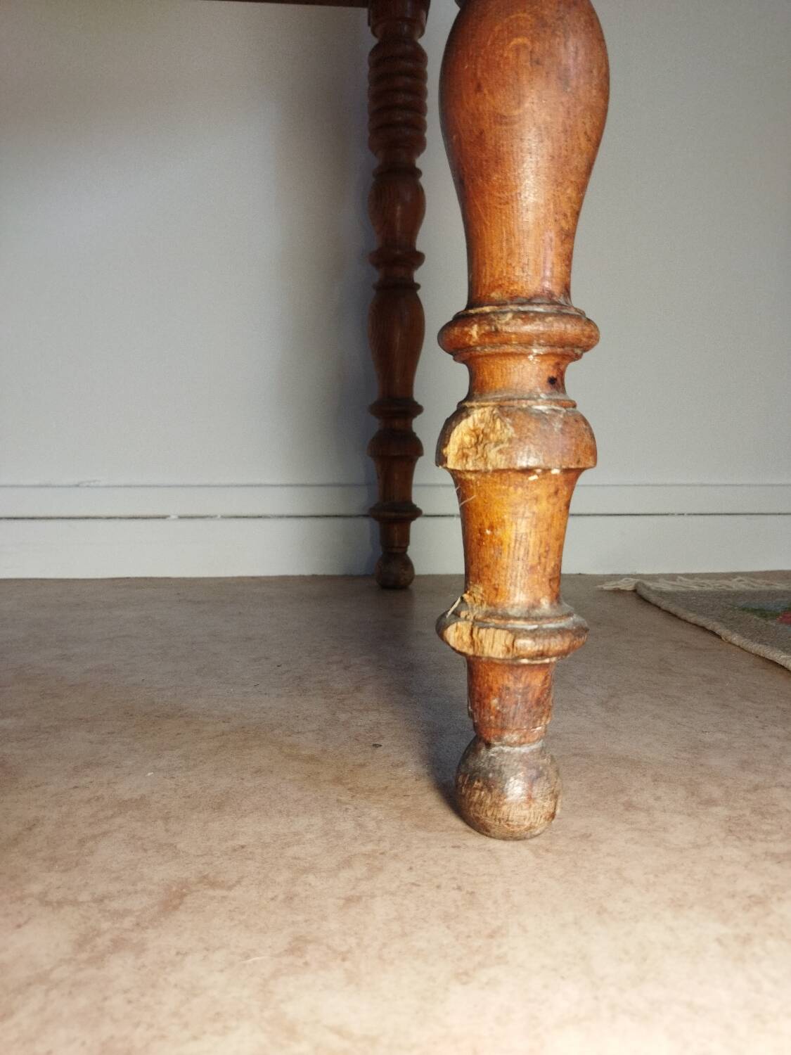 Desk with turned legs