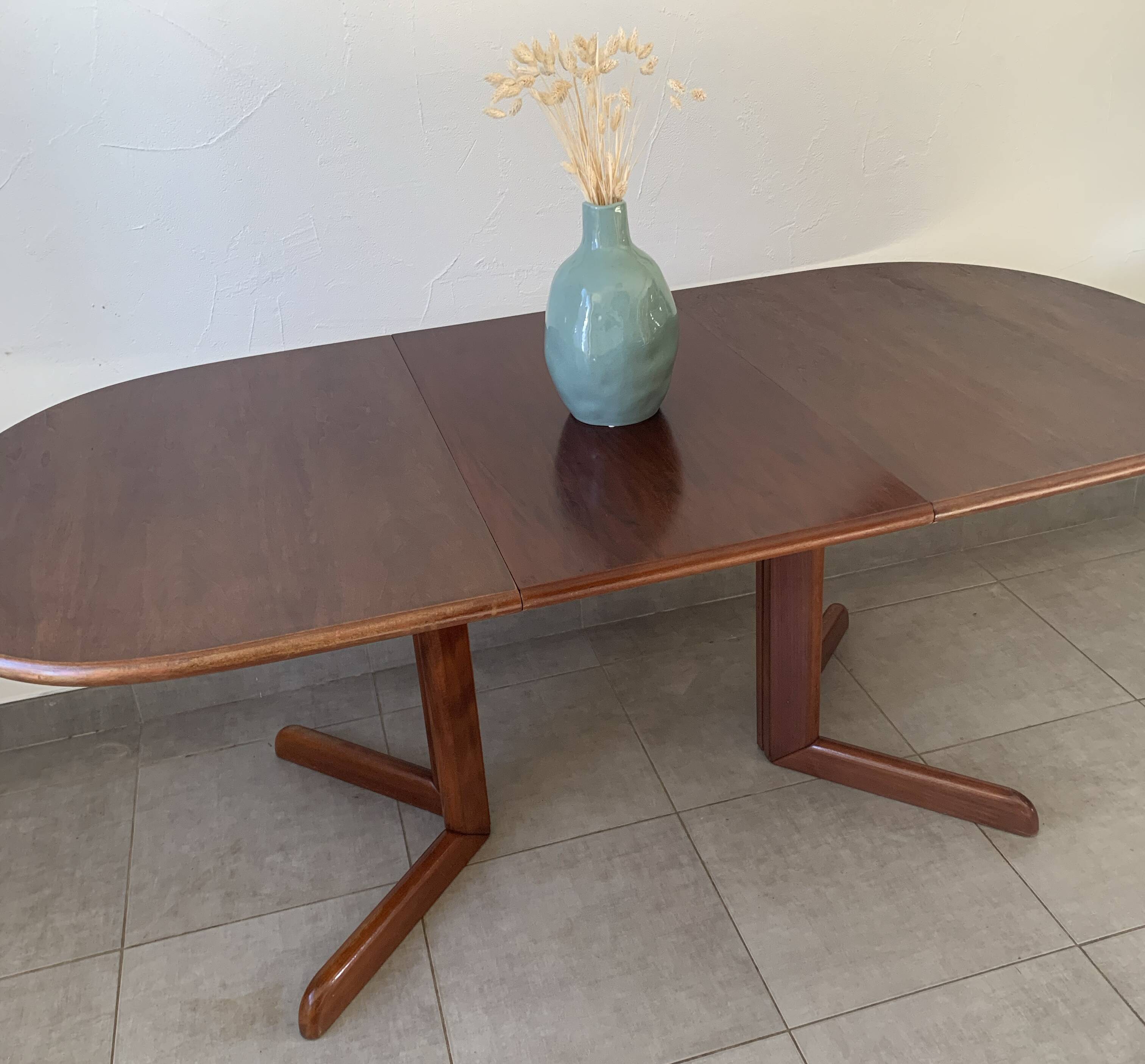 Table extensible danoise ovale en teck, années 60