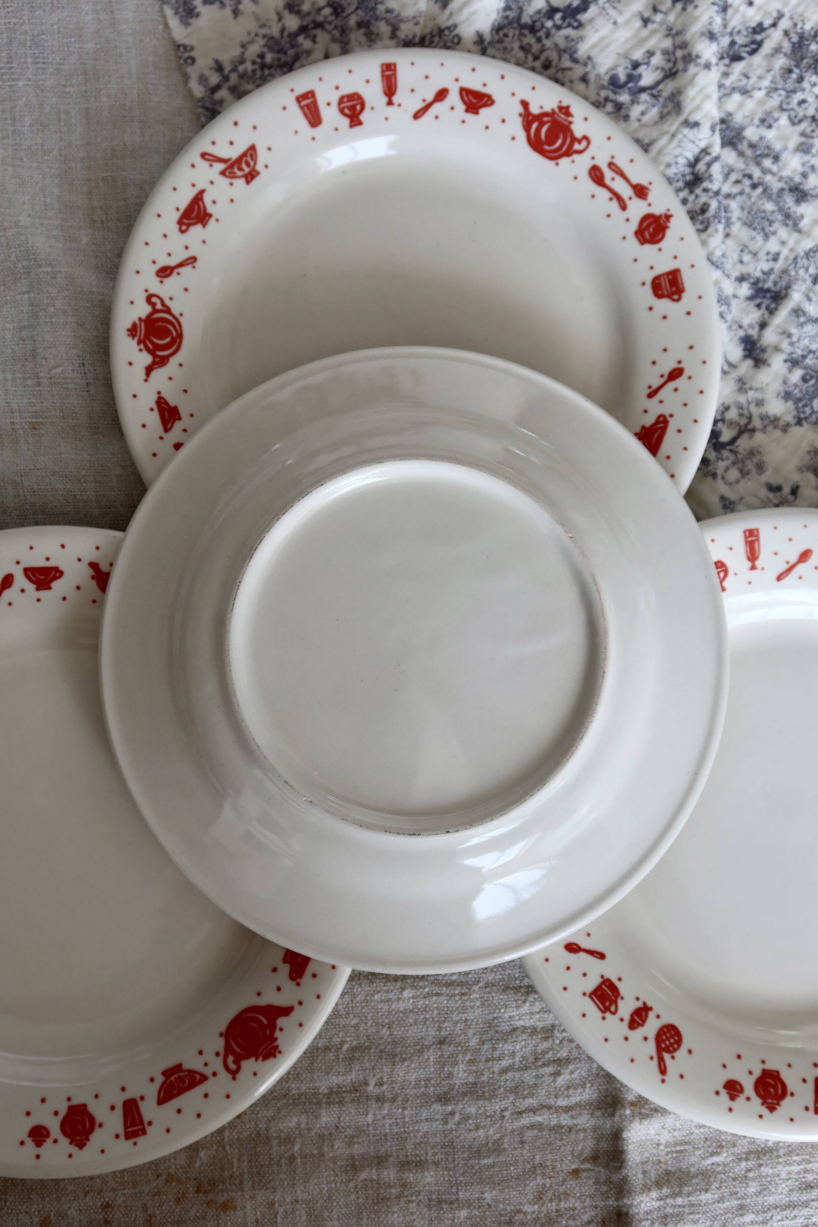 4 assiettes à dessert vintage en porcelaine à liseré rouge motif petit déjeuner