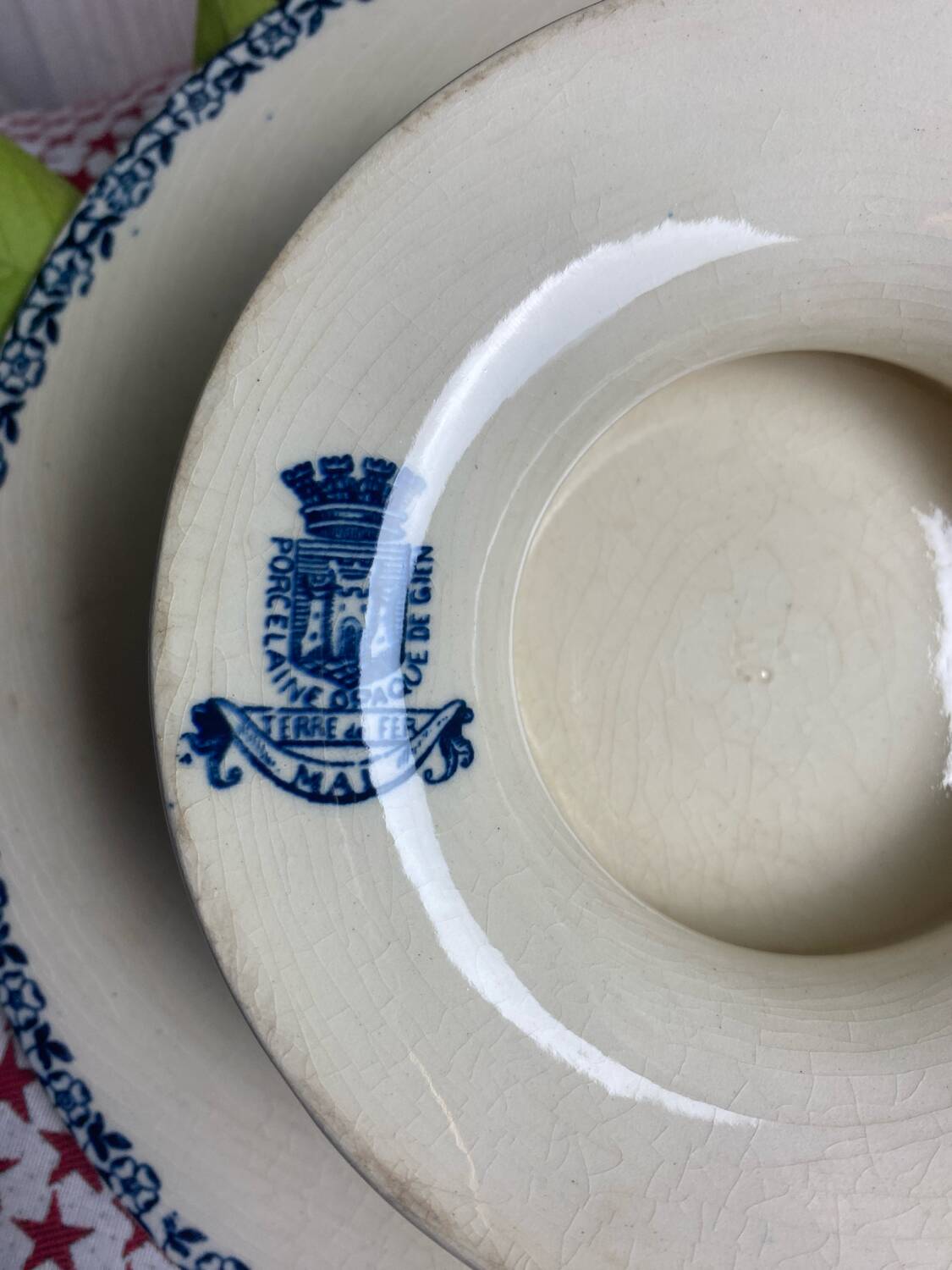 Plate on pedestal stamped Gien, Mai model