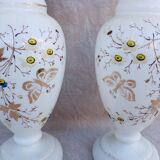 Paire de vases en opaline blanche