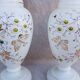 Paire de vases en opaline blanche