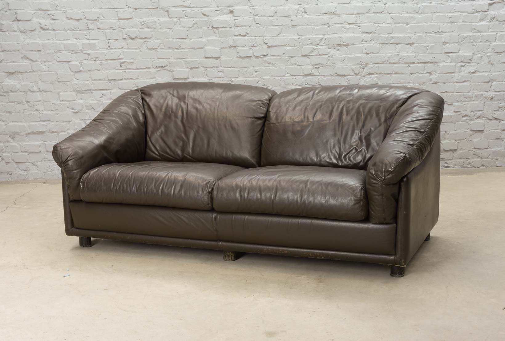 Comfortable Leolux Seal Brown Leather Two-Seater Sofa. The Netherlands, 70s