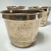 Trois cache-pot laiton couverture argentée patine dorée monogramme début XXème