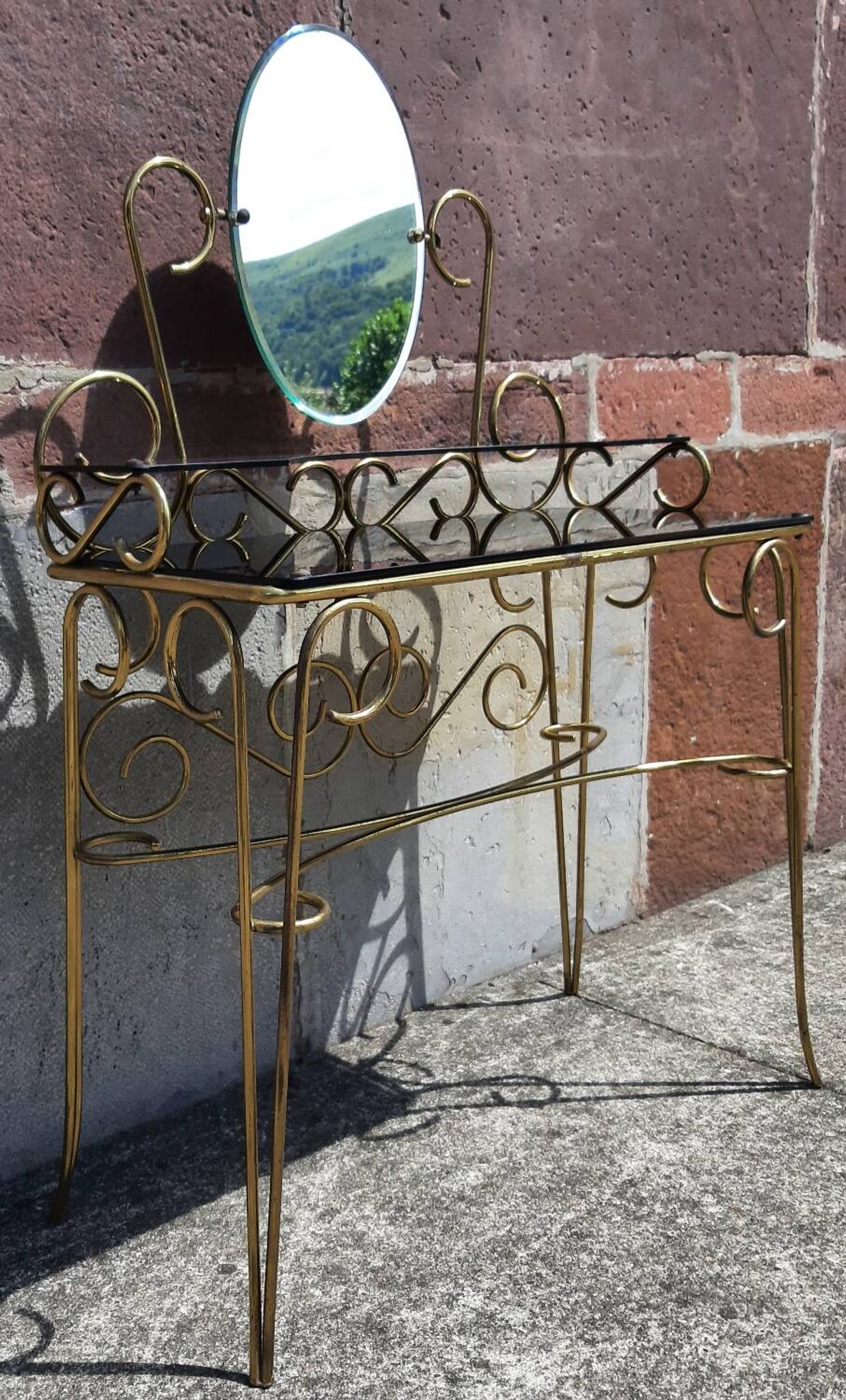 Coiffeuse et chaise en métal doré et opaline.
