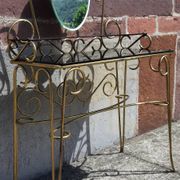 Coiffeuse et chaise en métal doré et opaline.