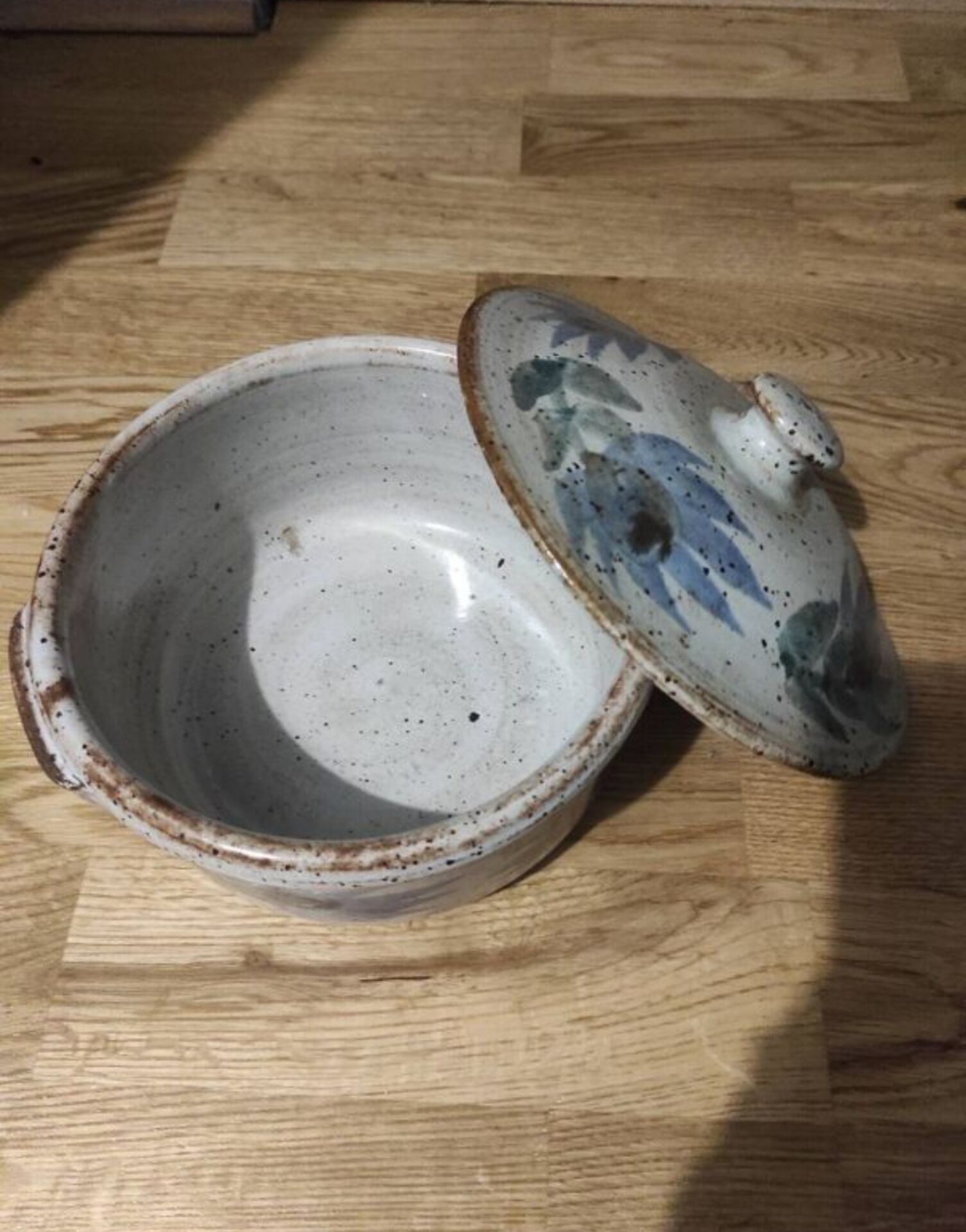 Soupière en céramique gris vernis moucheté fleurs peints en bleu vert