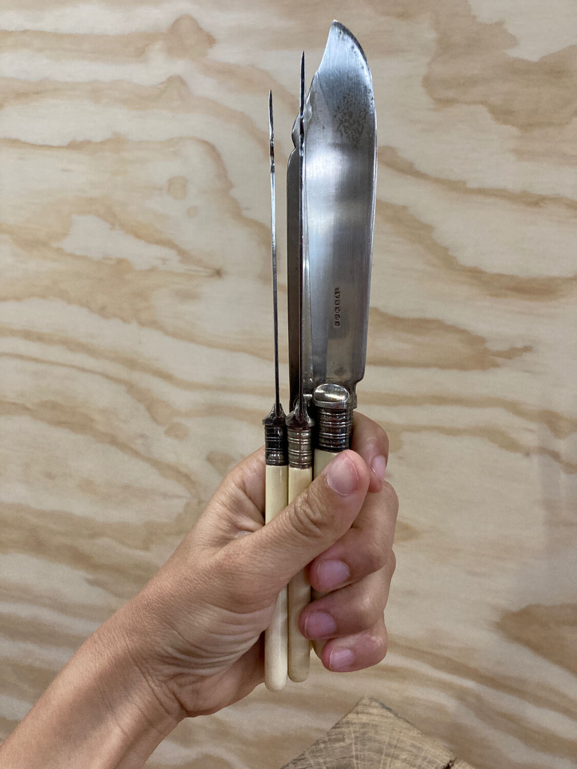 5 English fish knives in silver metal and Bakelite