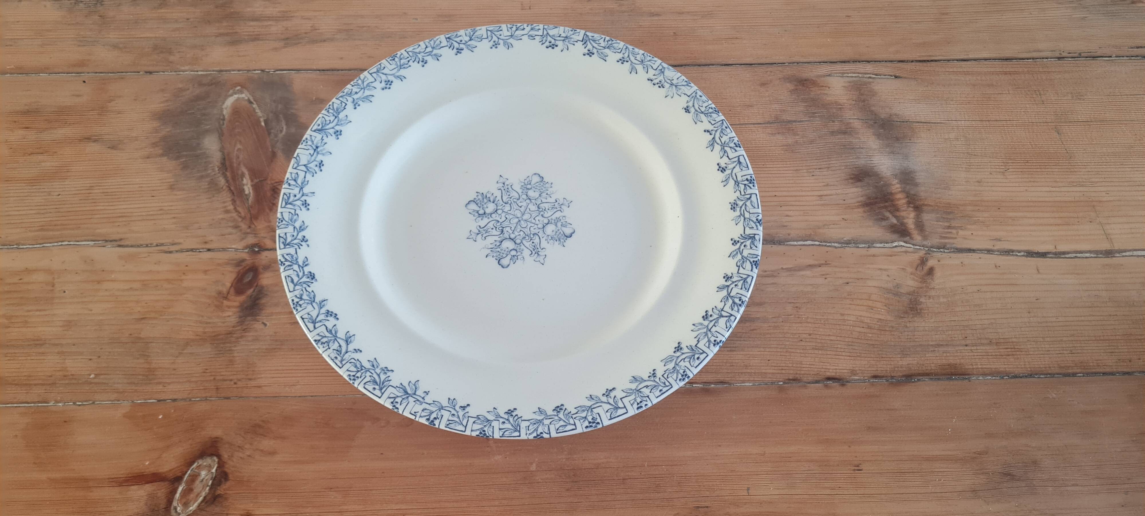 Flat serving compotier in iron earth