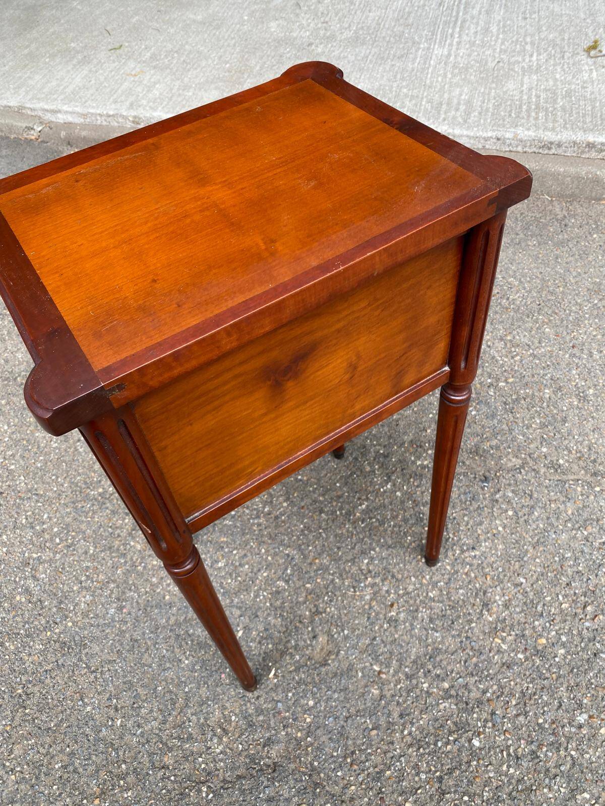 Table d'appoint chevet Style Louis XVI en merisier massif à cannelures 1960
