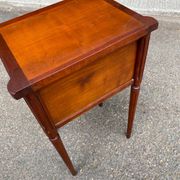 Table d'appoint chevet Style Louis XVI en merisier massif à cannelures 1960