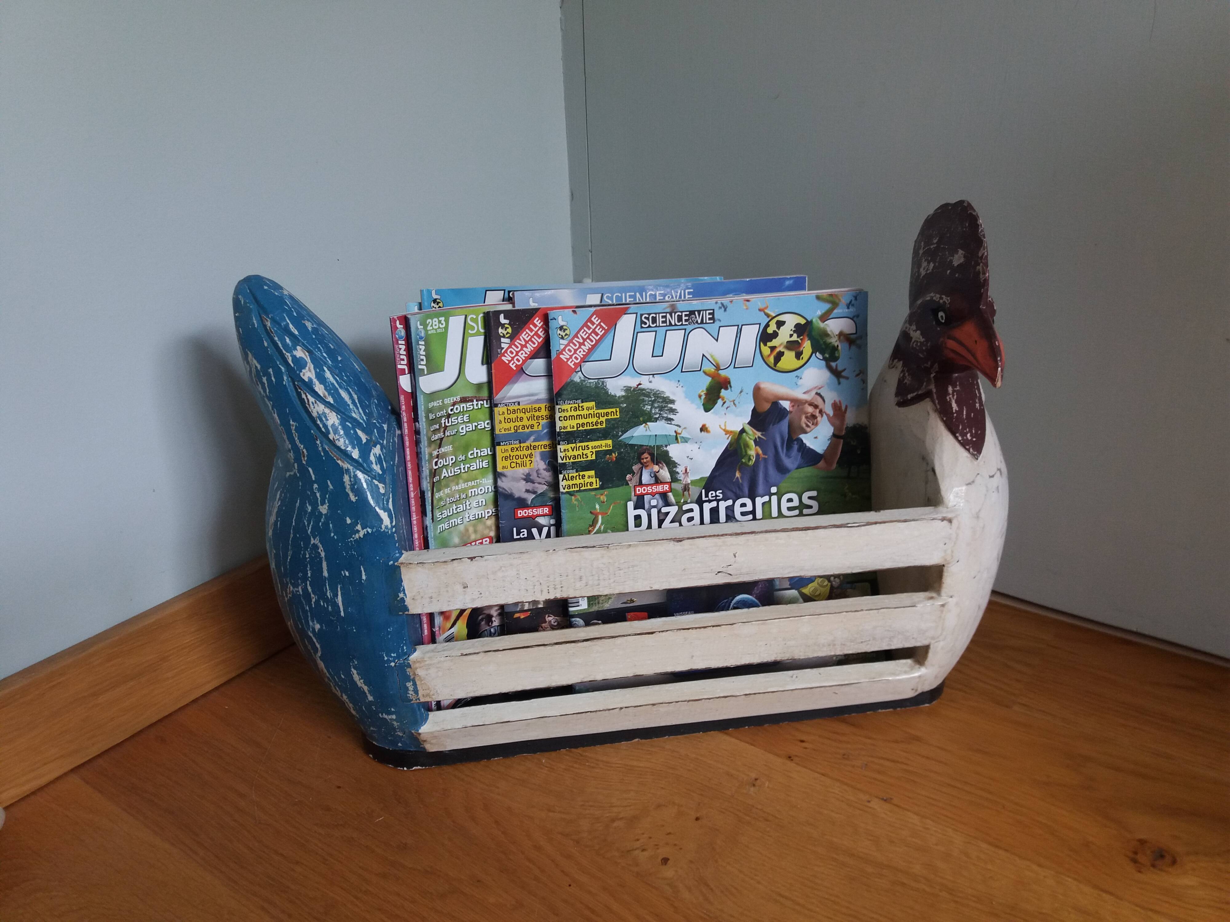 Holder of magazines hen rooster