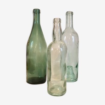 Ensemble de trois bouteilles vintage