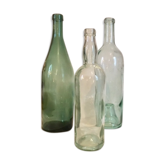 Ensemble de trois bouteilles vintage