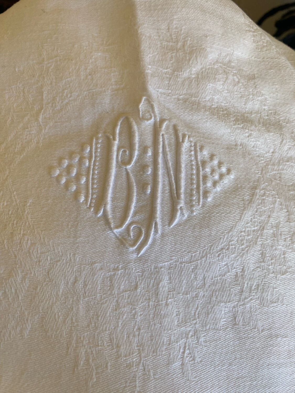 White cotton and linen tablecloth with central monogram from the 1960s.