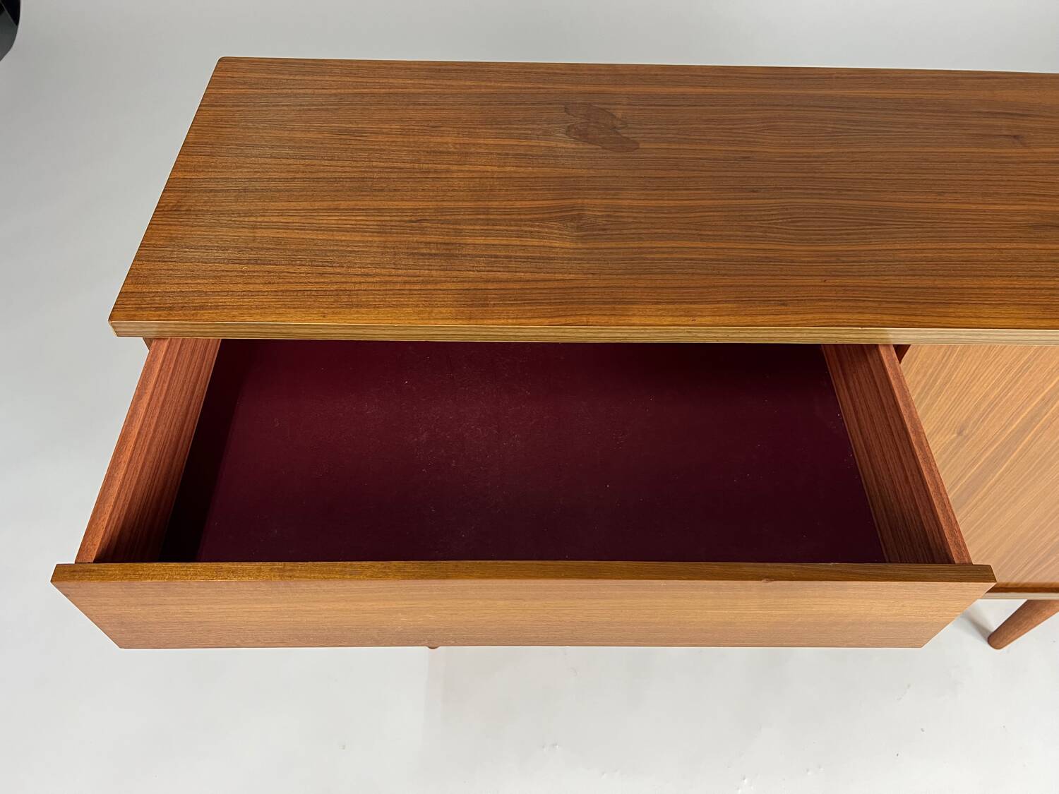 Buffet en noyer vintage avec tiroirs des années 60-70, de style mid-century, similaire au teck.