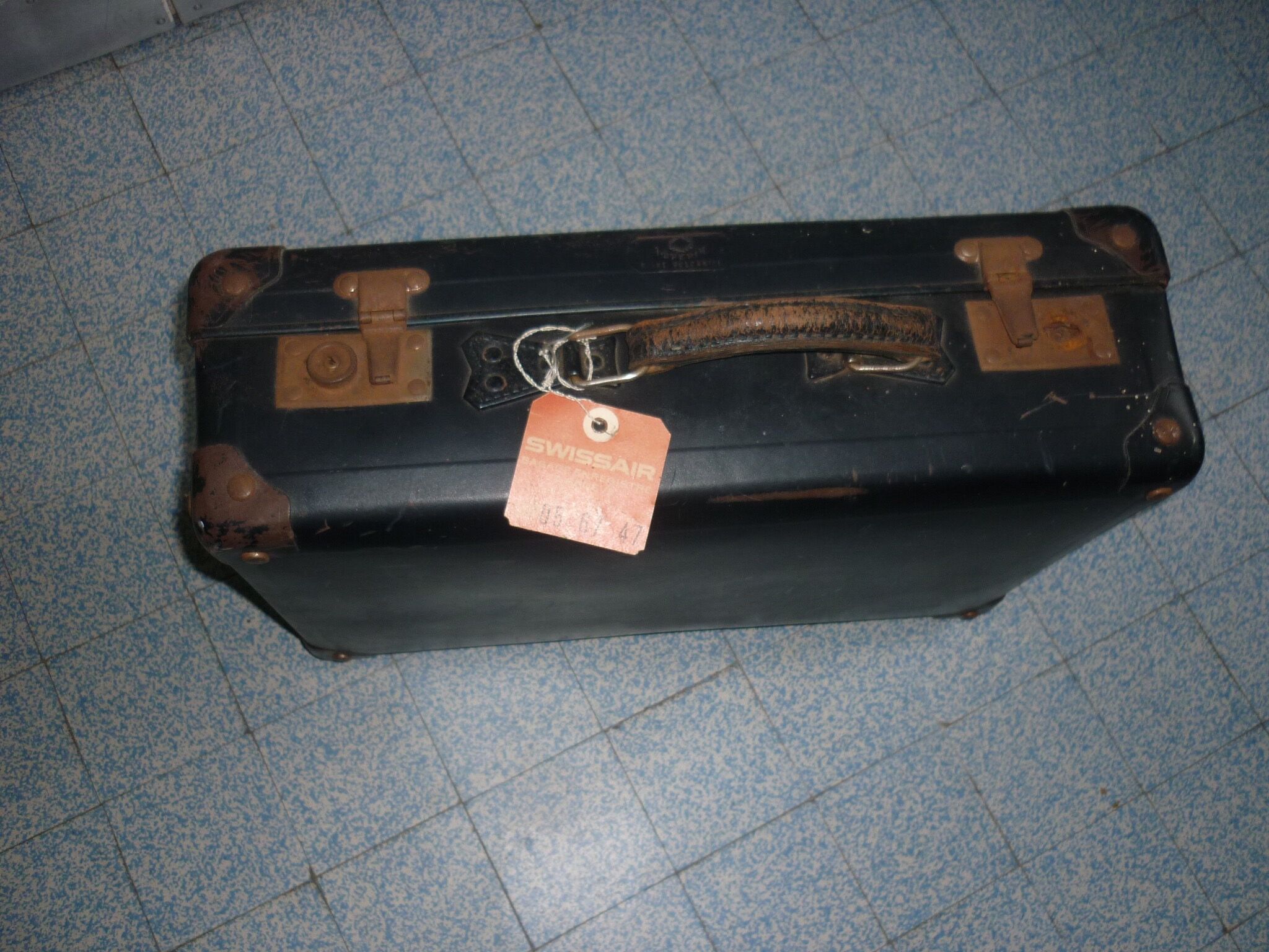 Black suitcase Imperia vulcanized fiber