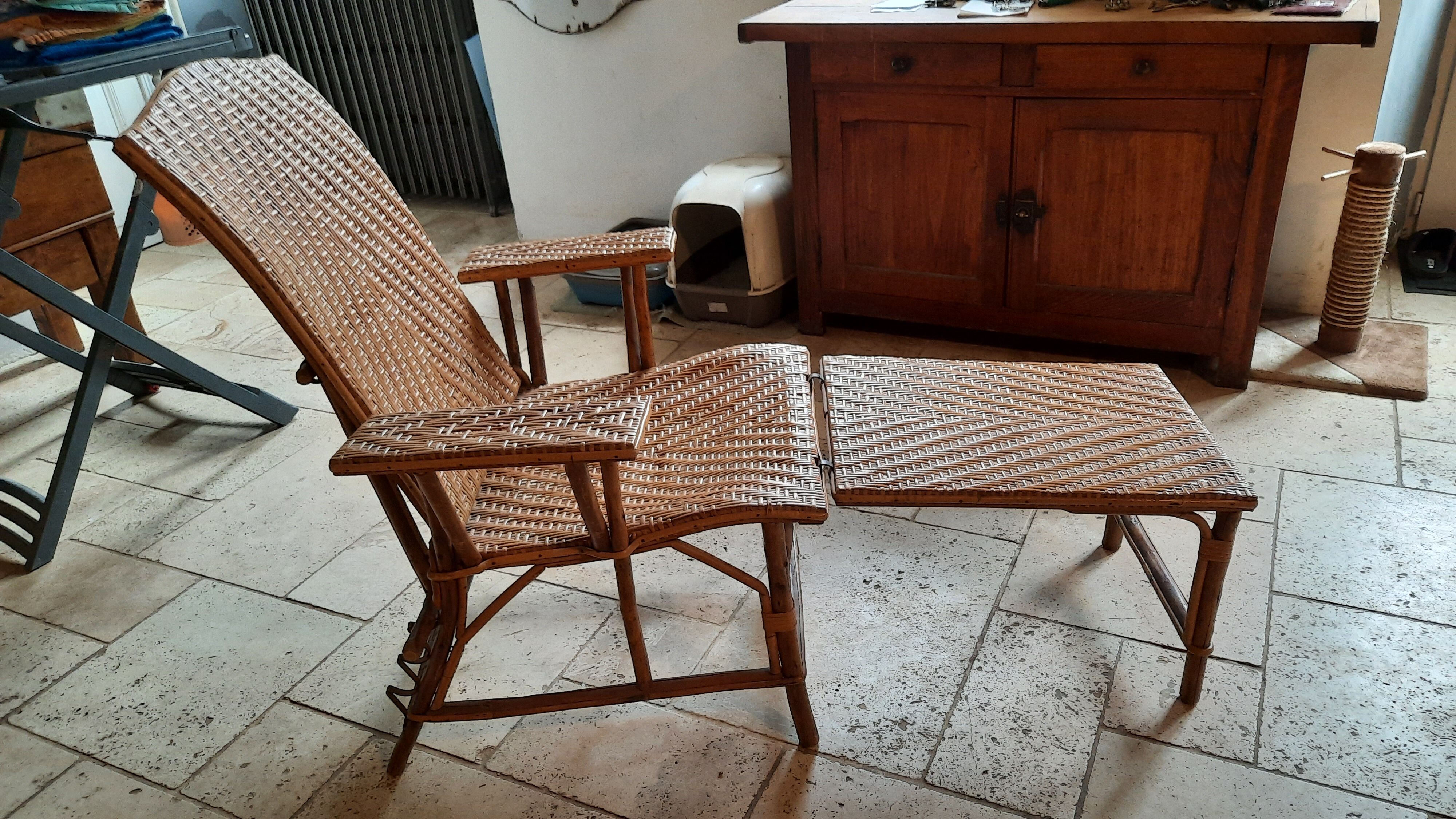 Wicker and wood chaise longue
