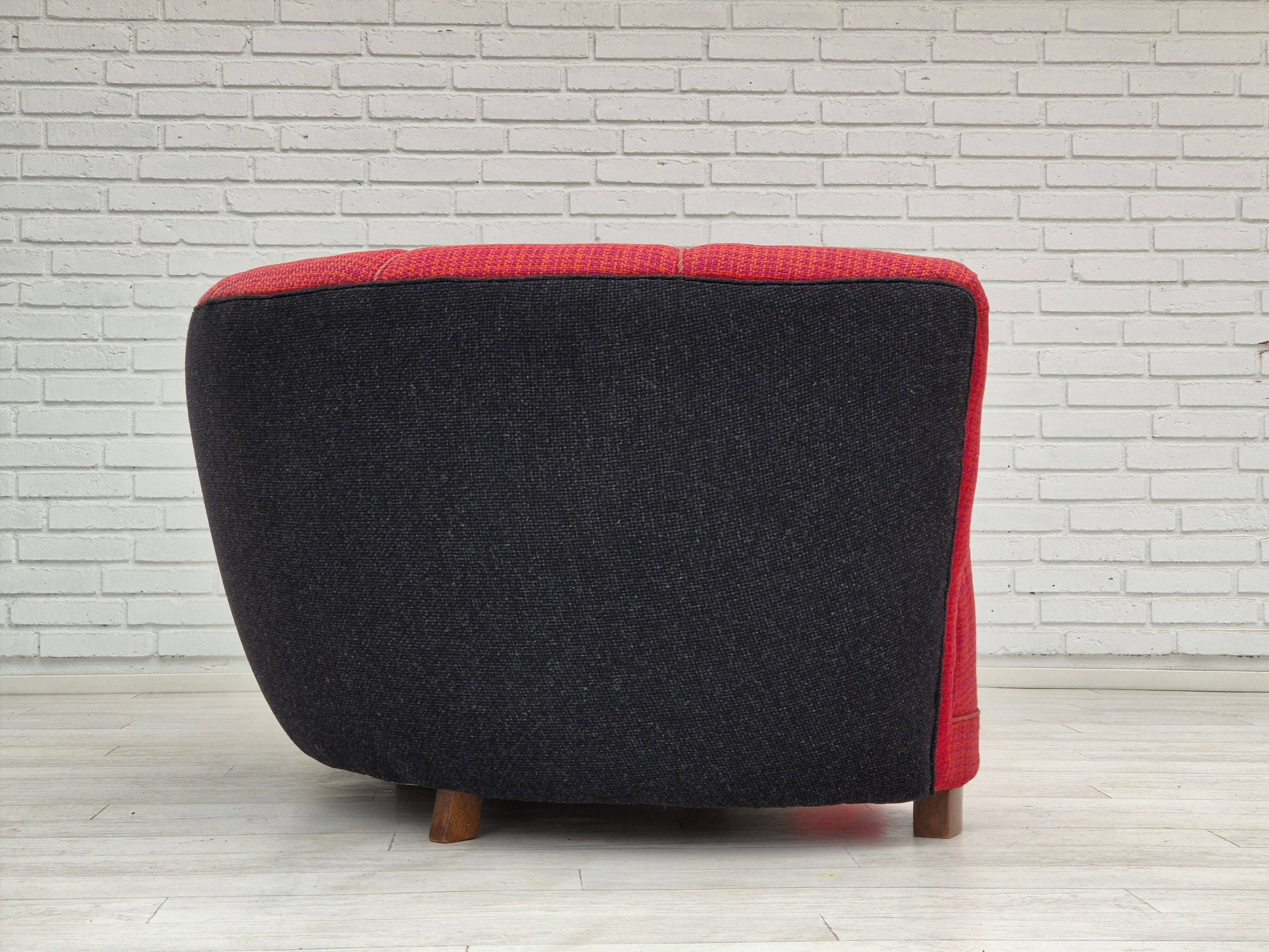 Années 1960, canapé danois 2 places "Banana", meuble en laine, bois de hêtre.