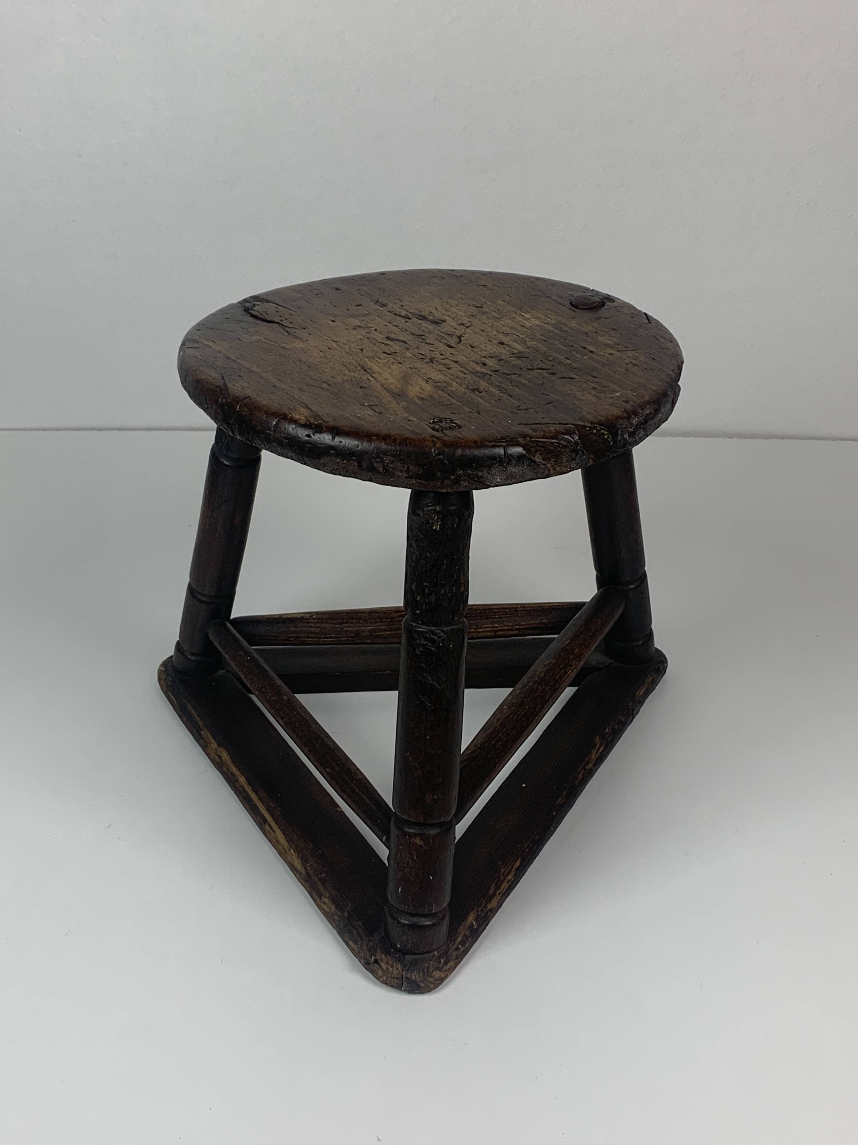 Tabouret tripode en bois ancien pour couteliers, bijoutiers et ouvriers