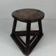 Tabouret tripode en bois ancien pour couteliers, bijoutiers et ouvriers