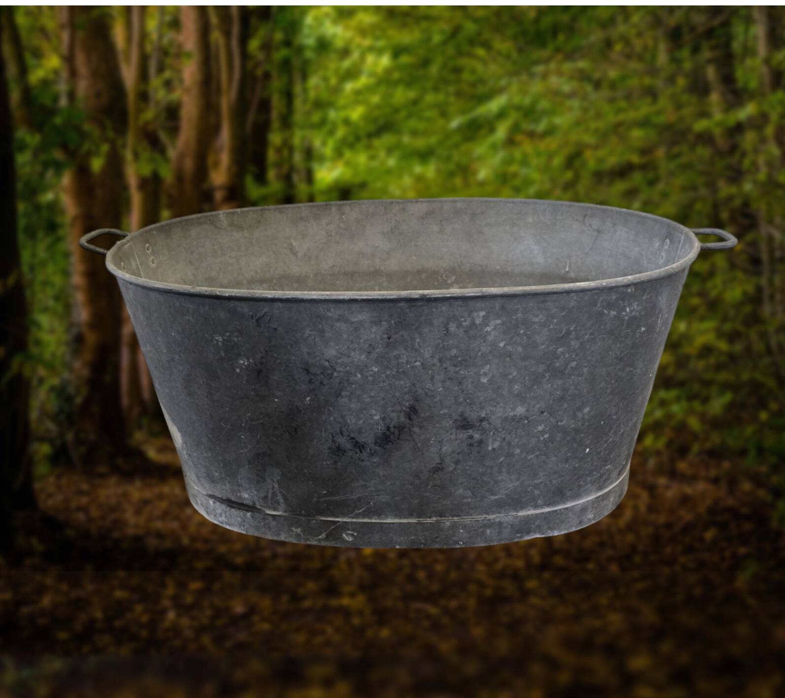 Oval zinc basin or bathtub