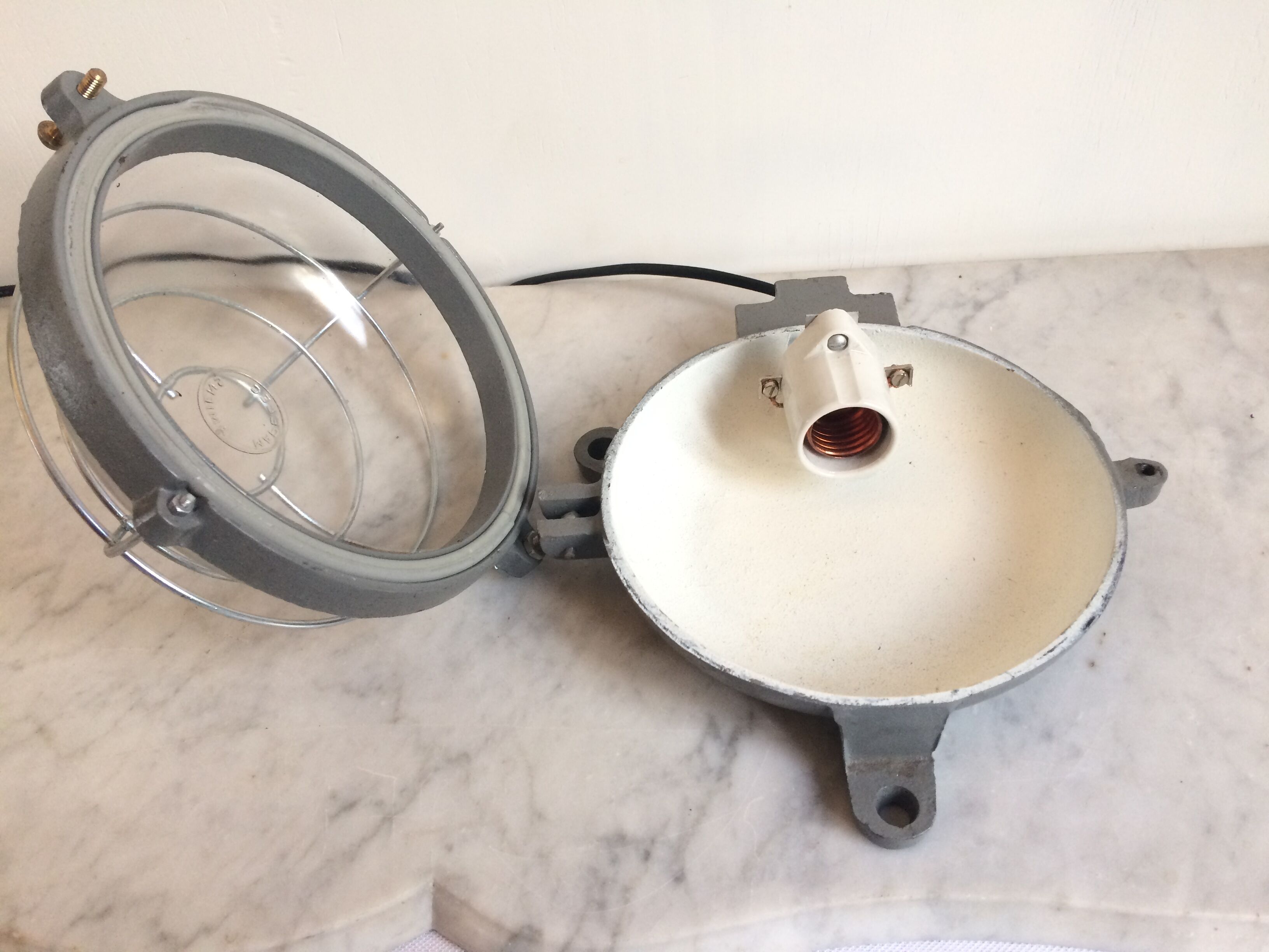 Lampe applique hublot vintage en fonte & verre Selency