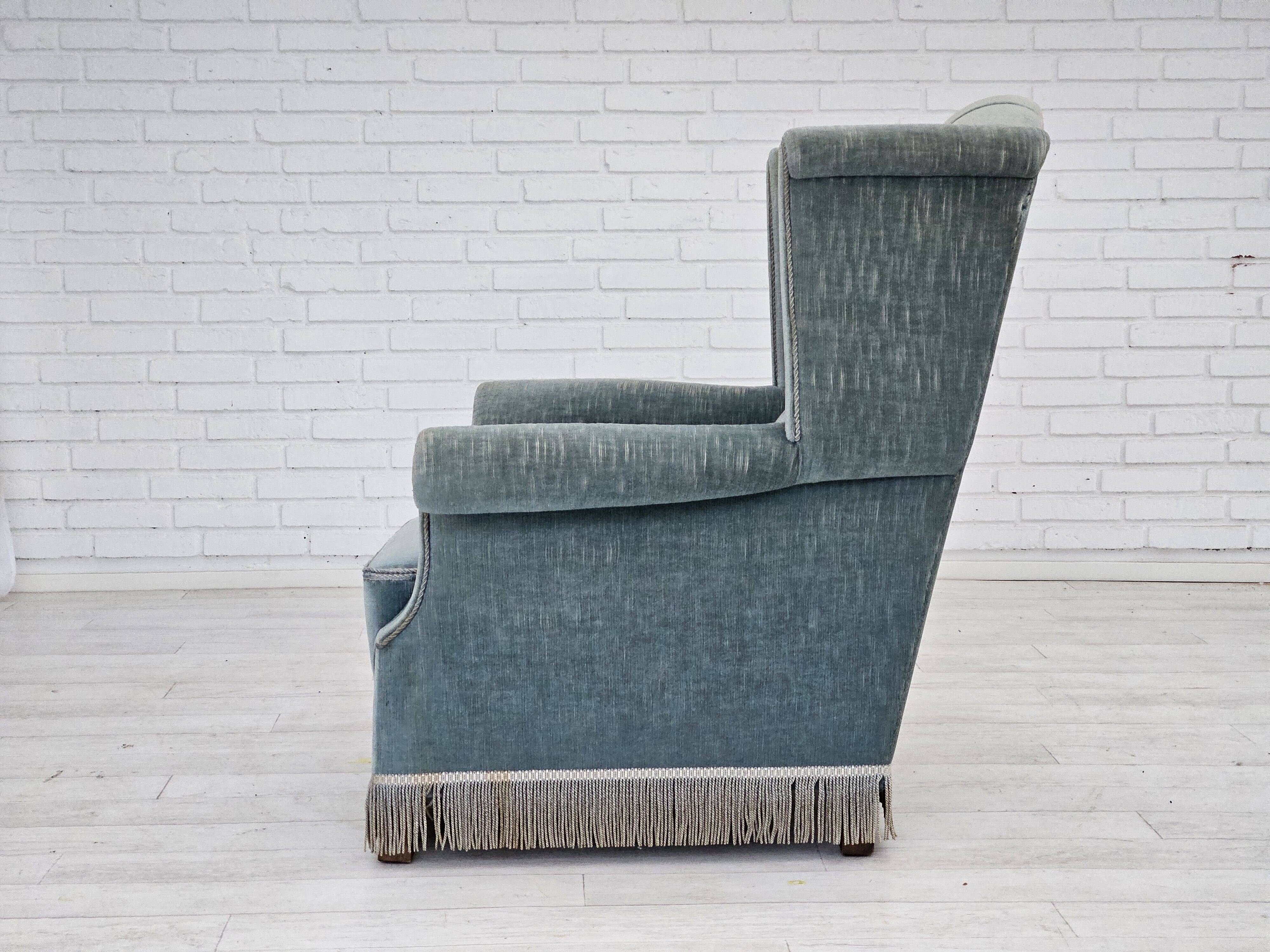 Années 1960, fauteuil à oreilles danois, velours bleu clair, bon état d'origine.