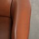 Ensemble de 2 fauteuils club en cuir de vache en bon état dans le style anglais.