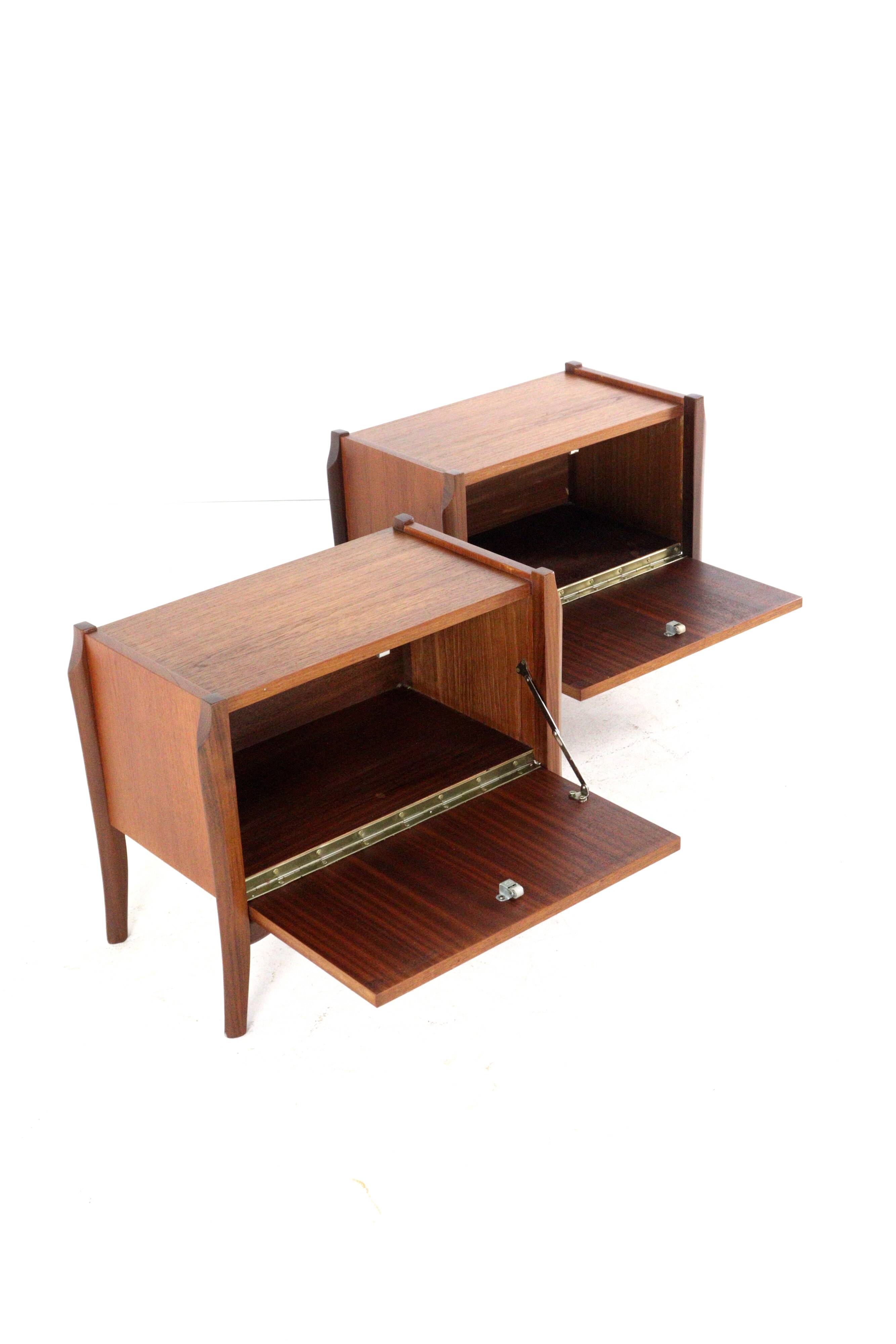 Set of 2 Nightstands 'Putte' - dutch design mid century in teak