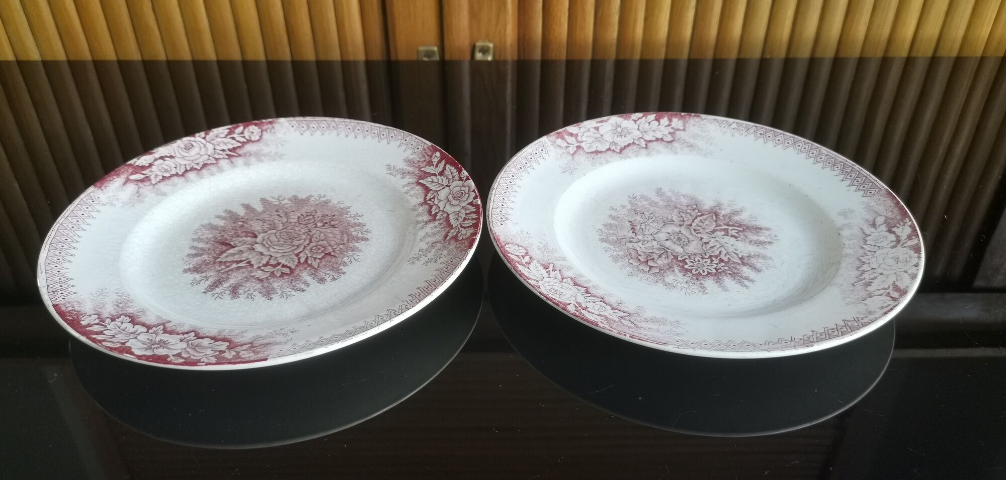2 anciennes assiettes plates à fleurs rose poinçonner terre de fer hamage st amand "jardinière"