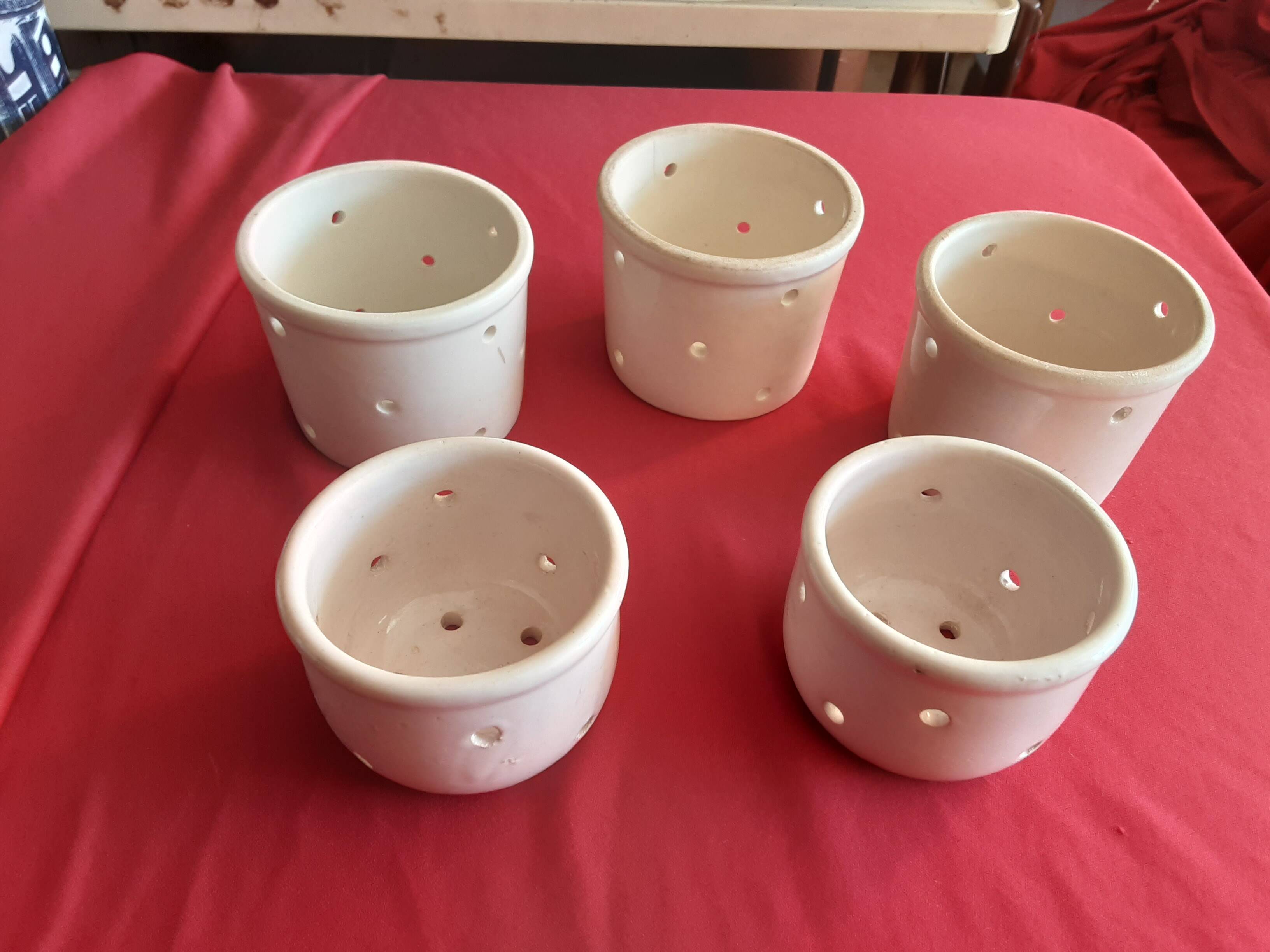 5 FAISELLES WHITE ENAMEL STONEWARE CHEESE MOLDS