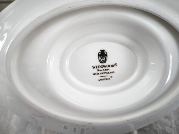 Saucière sur dormant en porcelaine anglaise Wedgwood modèle Amherst