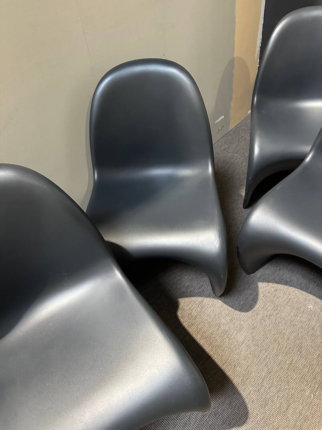 4 chaises Panton par vitra noires mates