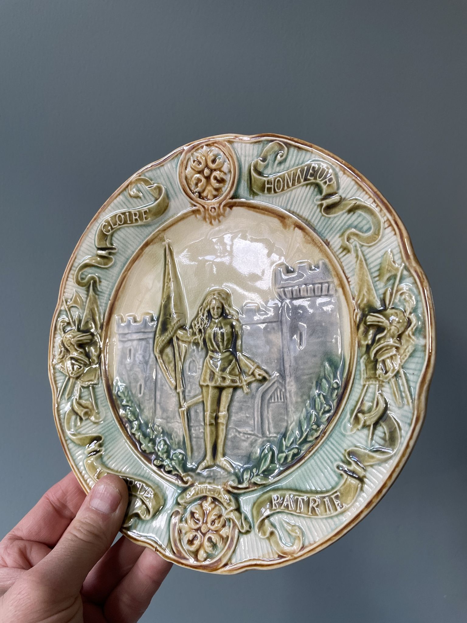 Set of two plates late nineteenth in slip Jeanne d'Arc