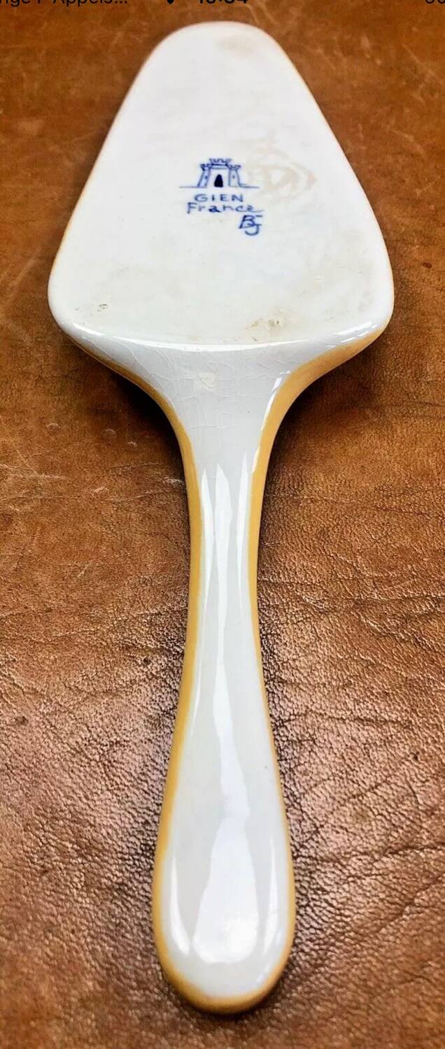 Antique Gien Renaissance cake shovel, blue background, 1941/1950