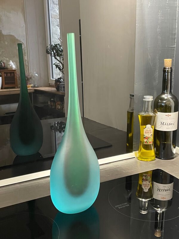 Vase en verre soufflé de Murano en forme de flûte avec un dégradé givré de teal à vert.