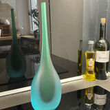 Vase en verre soufflé de Murano en forme de flûte avec un dégradé givré de teal à vert.