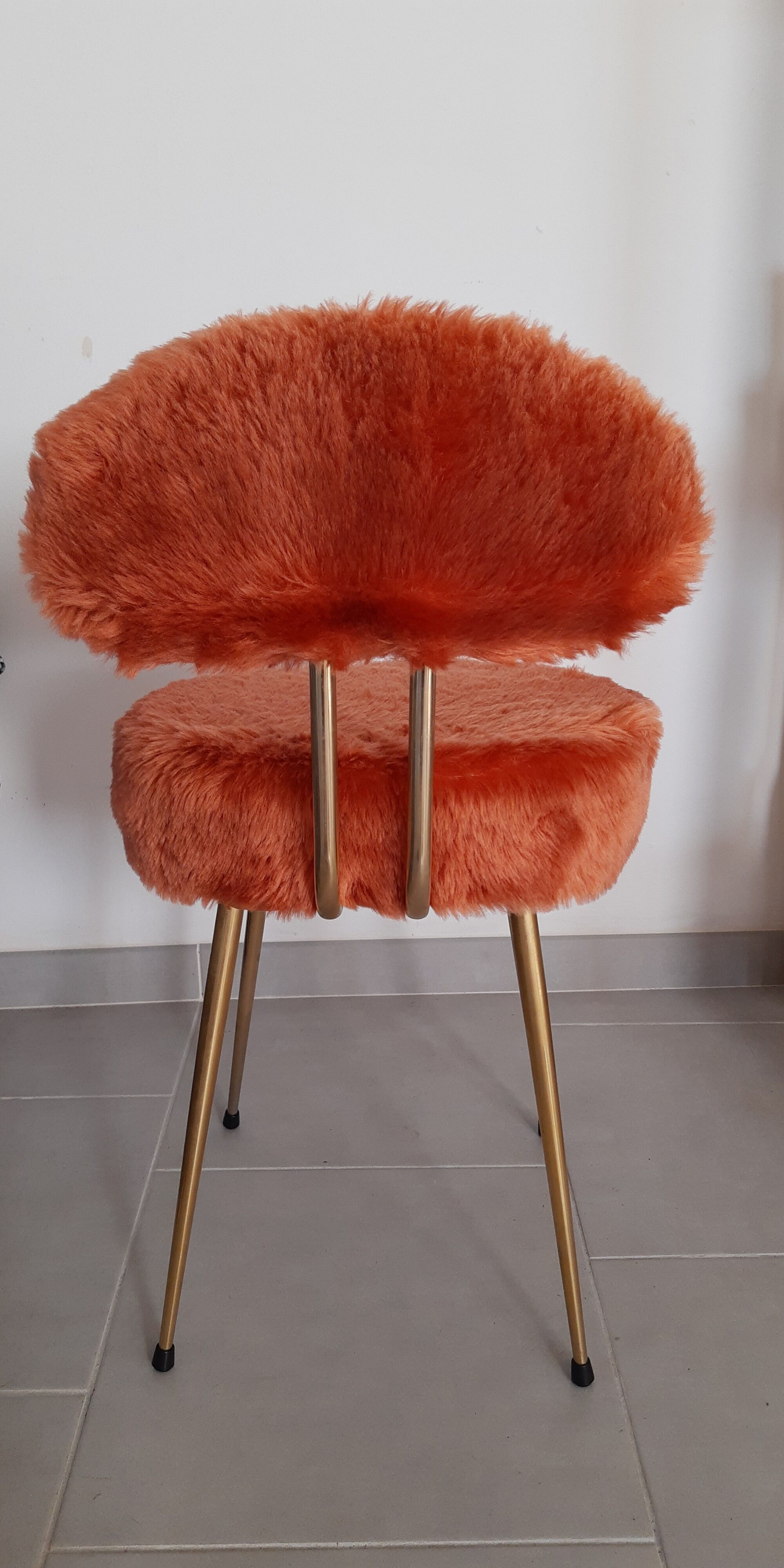 Chaise vintage moumoute Pelfran couleur saumon