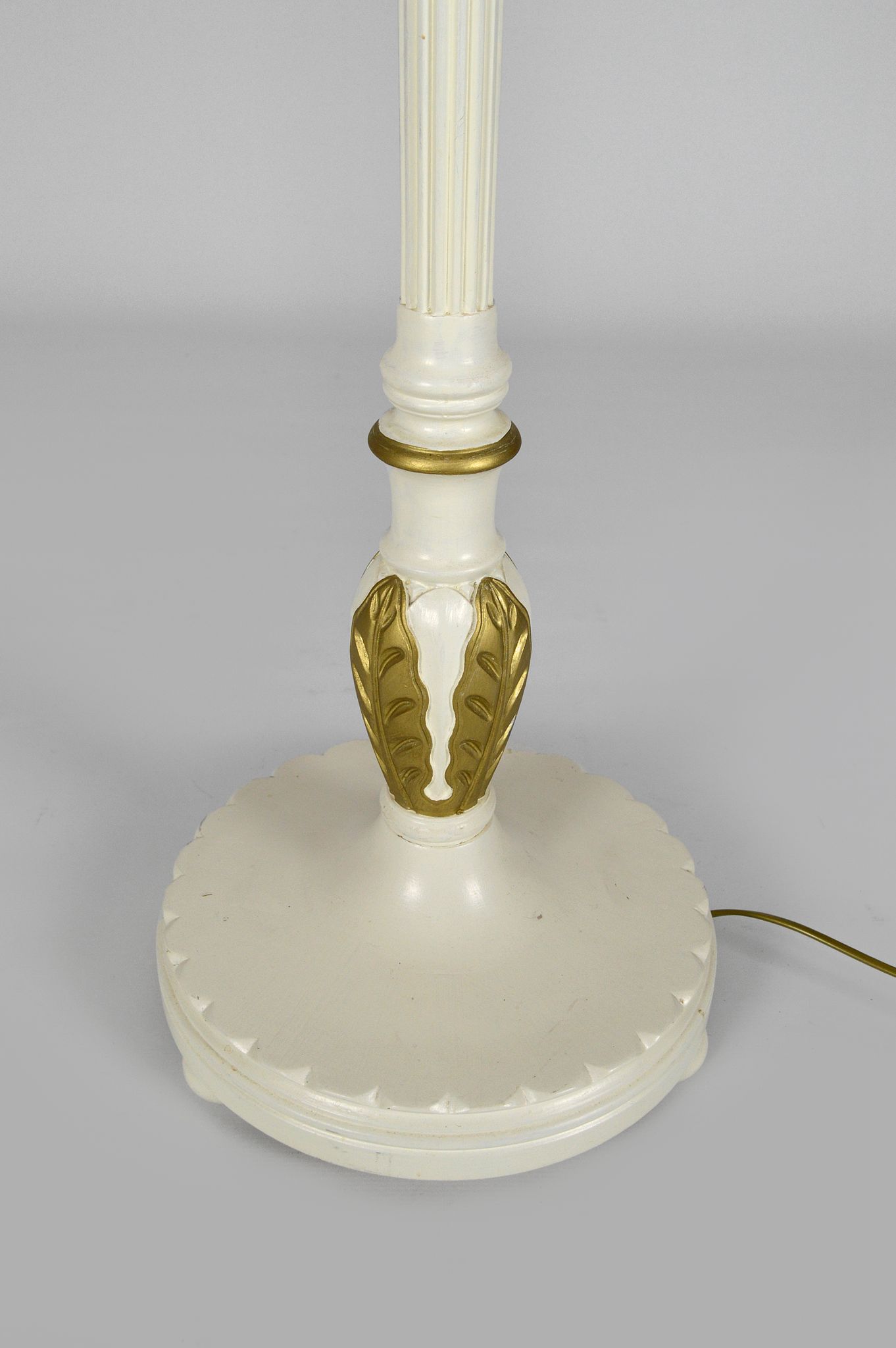 Art Deco floor lamp in white and gilded painted wood, 1925