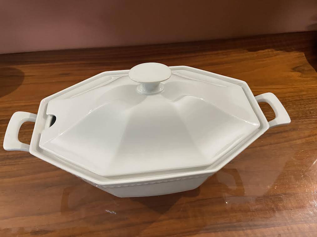 Soupière en porcelaine blanche