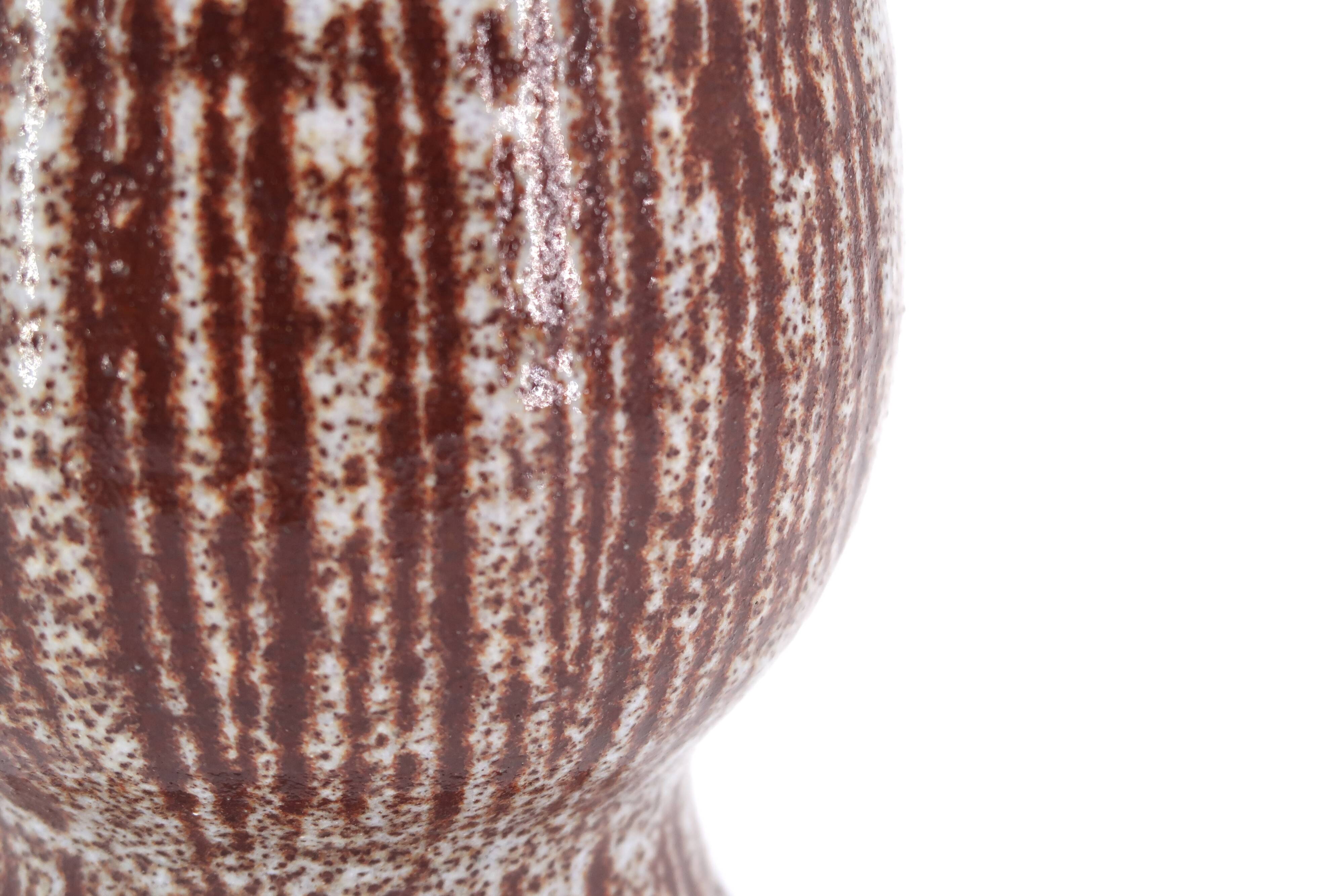 Pichet rayé marron et blanc Accolay en céramique