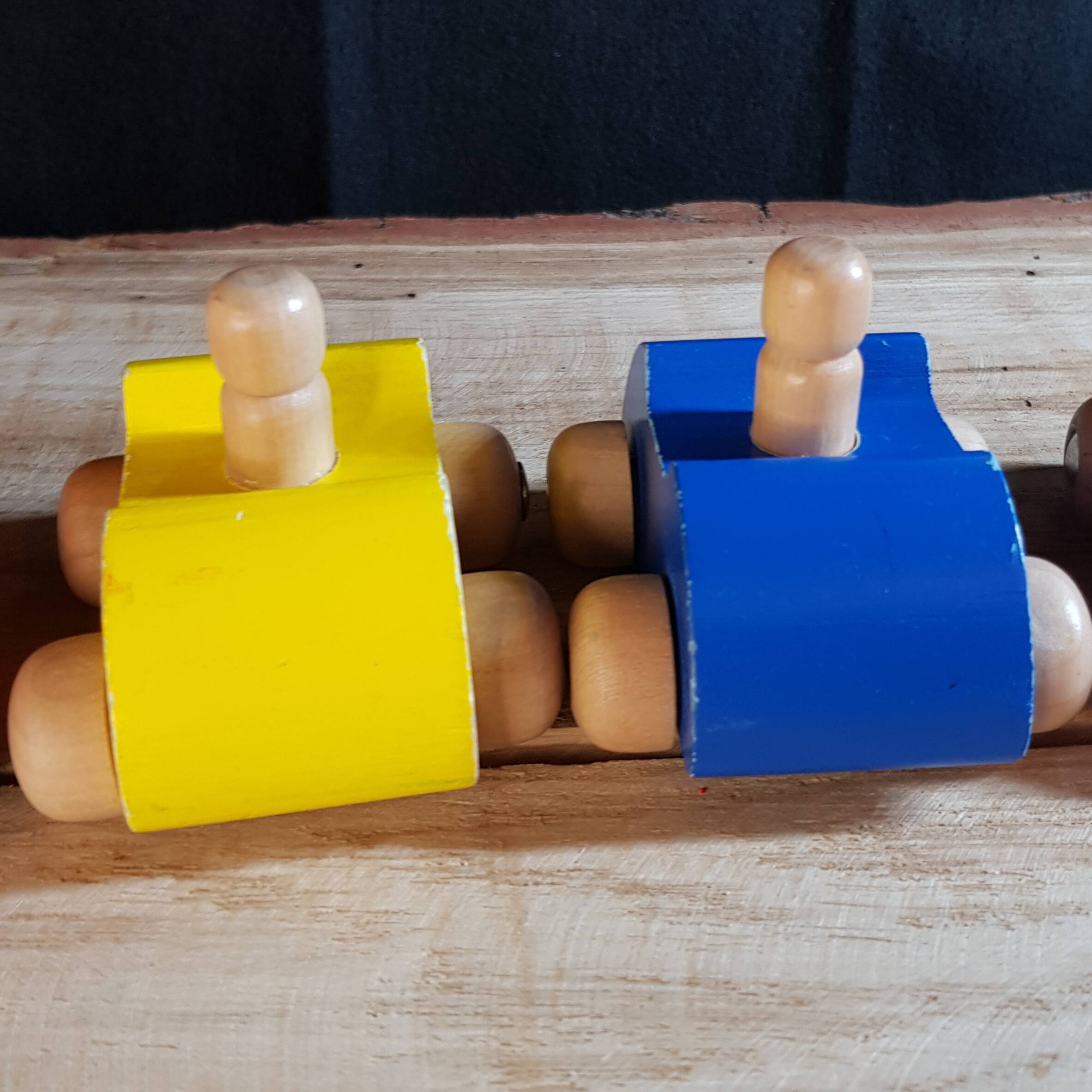 6 Little colorful wooden cars