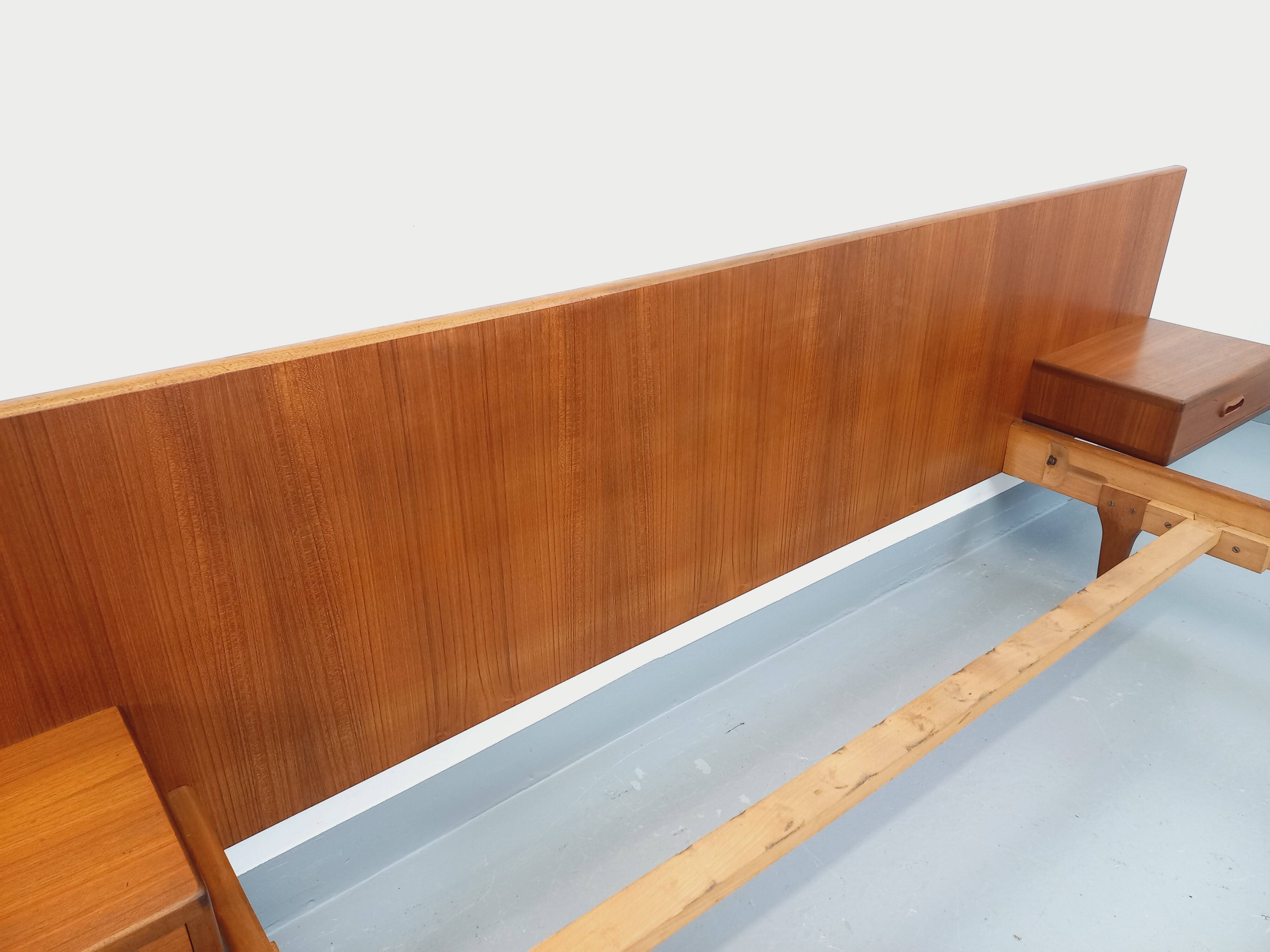 Lit double vintage scandinave en teck des années 60 avec chevets intégrés