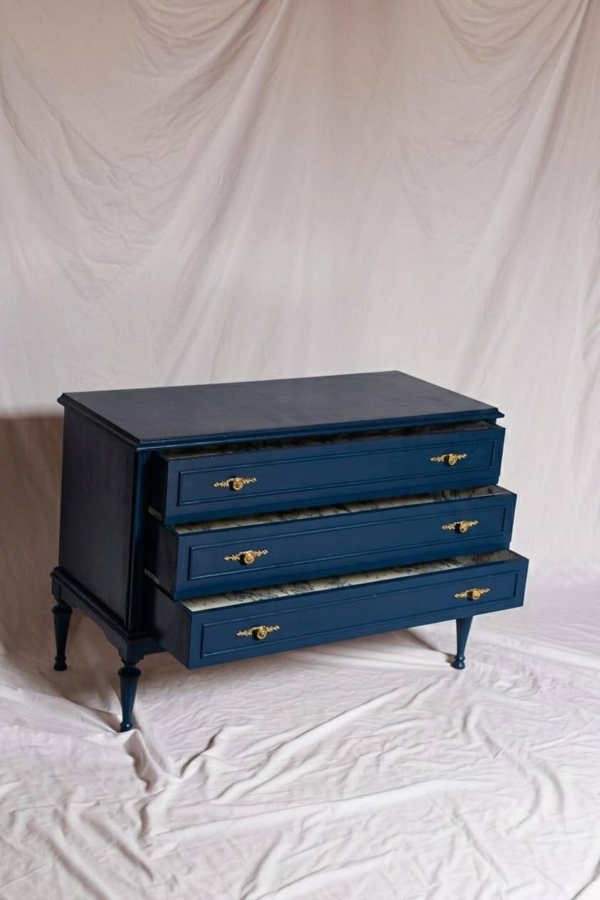 Commode vintage restaurée en bleu marine, style Louis XVI.